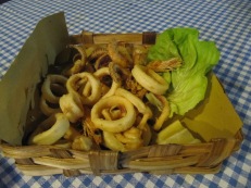 Calamari fritti (fried squid)